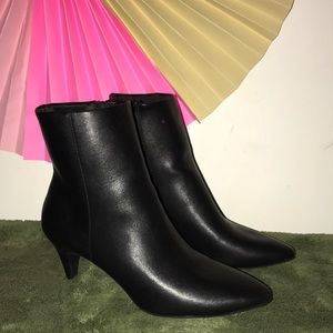 Women’s size 7.5 Christian Siriano heeled boots!